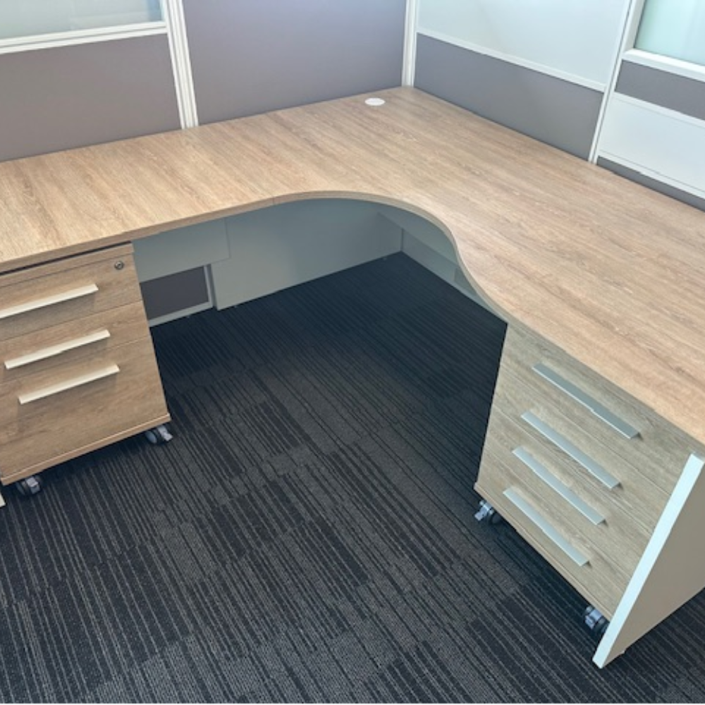 Display Aspire Ergocurve Workstation with 2 sets of mobile drawers.