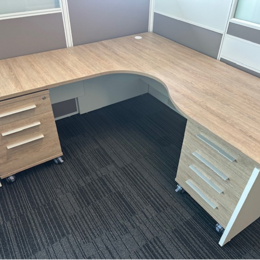 Display Aspire Ergocurve Workstation with 2 sets of mobile drawers.